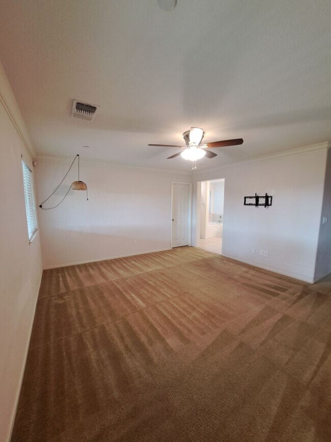 Building Photo - Move in Special: $500 Off the 1st Month's Rent – Stunning and Spacious Home – Don't Miss This!