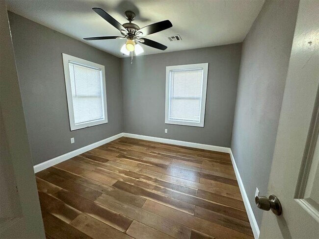 Building Photo - 1628 NE 12th St