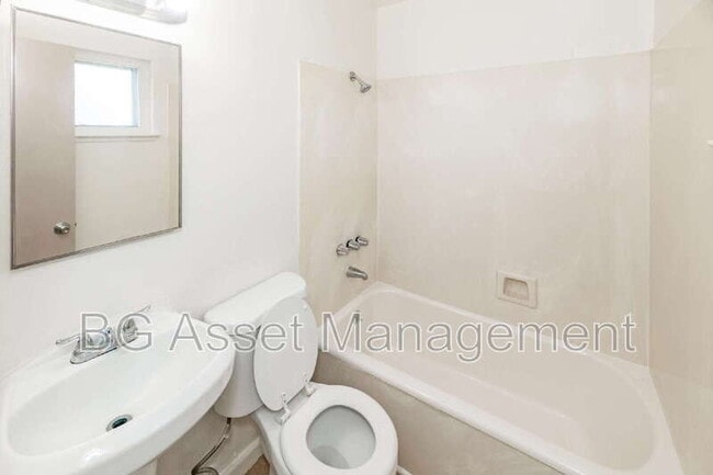 Building Photo - 728 Darina Ave