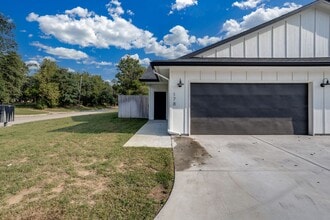 Building Photo - Beautiful 3 Bedroom 2 Bathroom