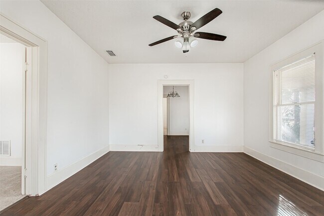 Building Photo - 316 W Avenue A