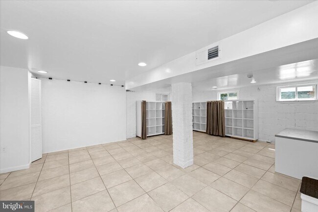 Building Photo - 801 Cox Ave