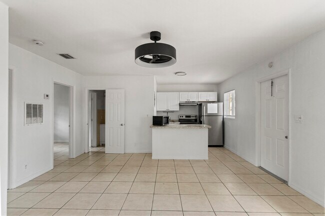 Building Photo - 709 SW 13th Ave