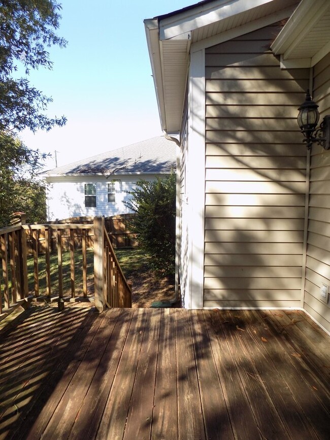 Building Photo - Earlewood-Offering Self Guided Tour with R...