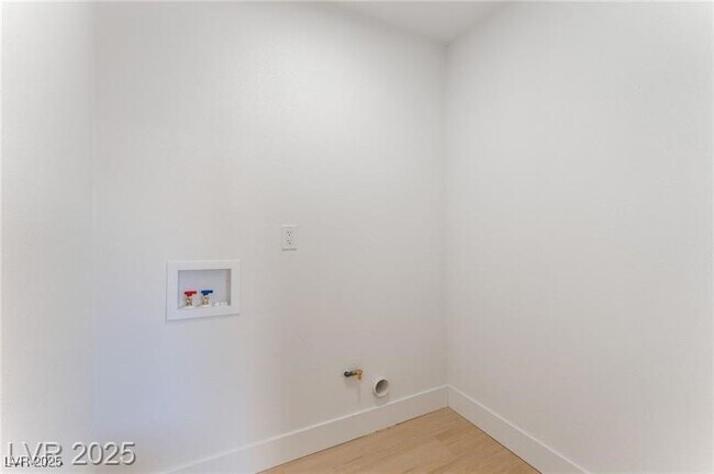 Building Photo - 915 Melrose Dr