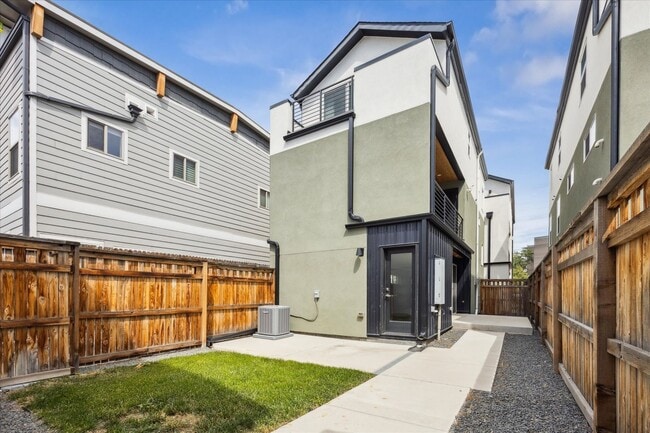 Building Photo - Upscale rear unit in the heart of Denver!