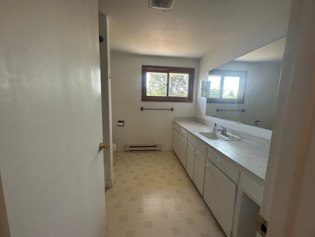 Building Photo - $200 discount for first month rent