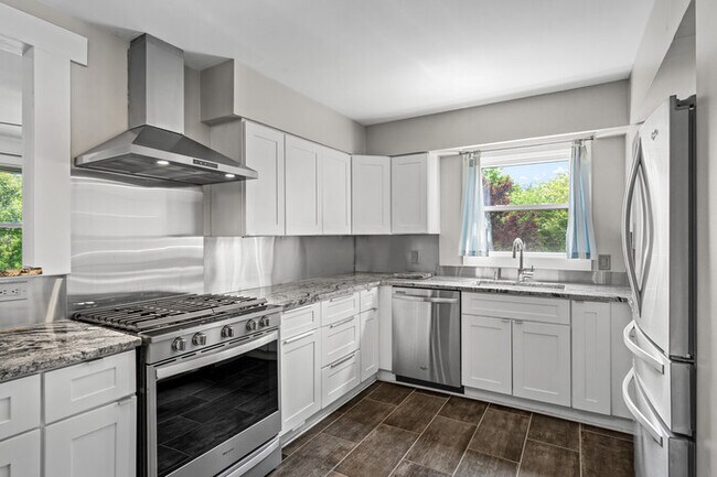 Building Photo - 2219 Dearborn Dr