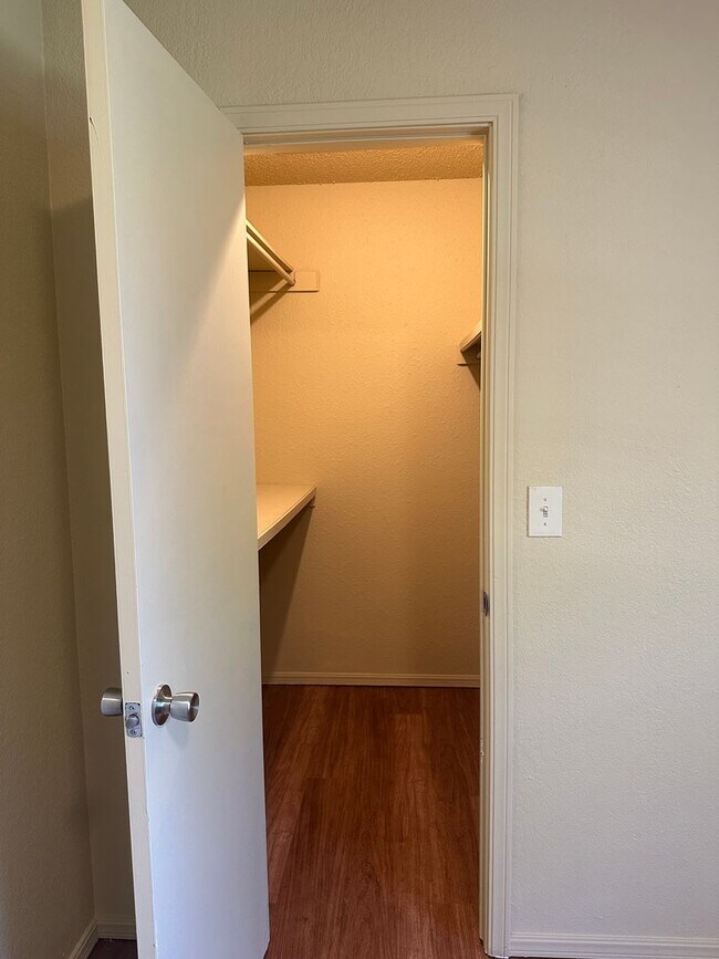 Building Photo - This duplex offers 3 spacious bedrooms, 2....