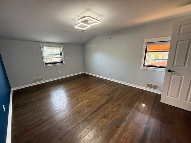 Building Photo - Luxury 3-Bedroom, 1-Bathroom House in Broo...