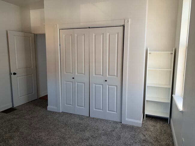 Building Photo - 128 W 9th St