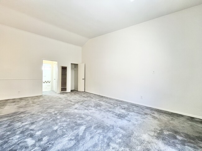 Building Photo - 333 Rexford Dr