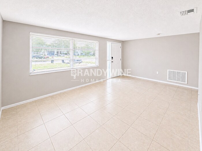 Building Photo - 10901 Queens Rd