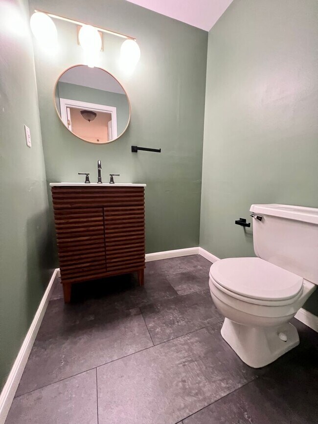 Building Photo - Stunning 1-Bedroom Apartment on the Main Line! Available Mid-October!