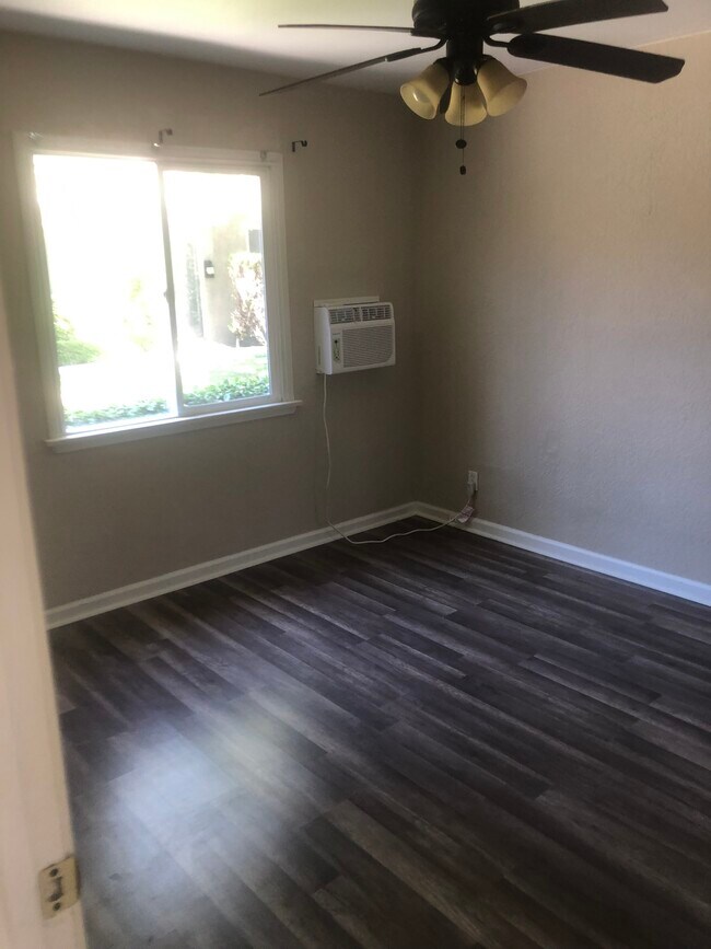 BR3 - 1739 N Hollywood Way