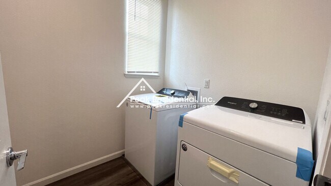 Building Photo - Newer 3bd/2.5ba North Natomas Townhouse with 2 Car Garage!