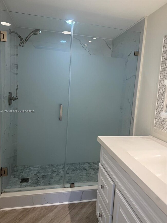 Building Photo - 9419 Fontainebleau Blvd