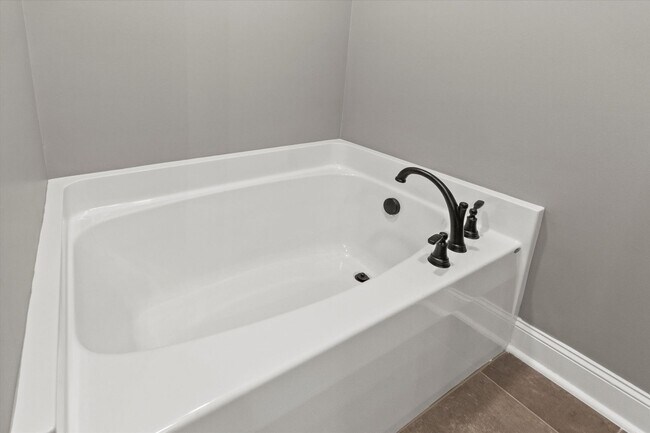 Building Photo - Fully Furnished and Move-In Ready! Flexible Lease Options Available!