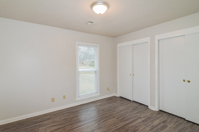 Building Photo - 2043 Kingsbury Dr