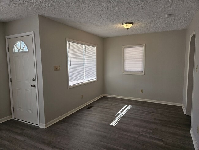 Building Photo - New Listing