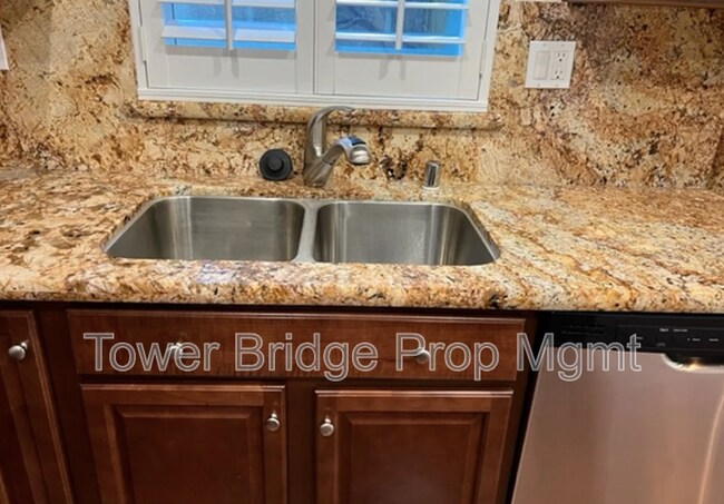 Building Photo - 3057 Village Park Dr