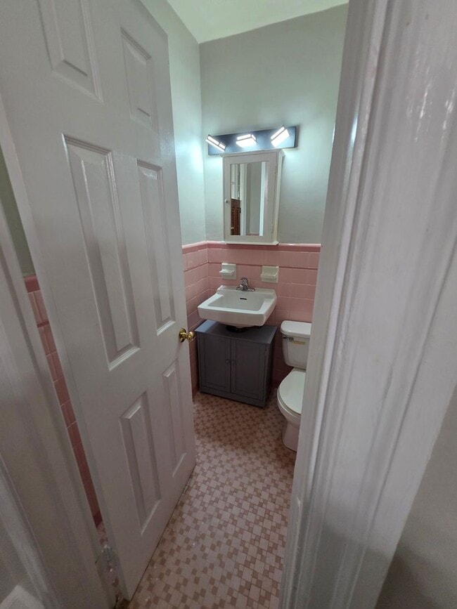 Building Photo - 107 Creek Dr