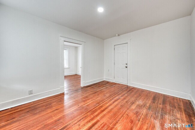 Building Photo - 152 Oak St