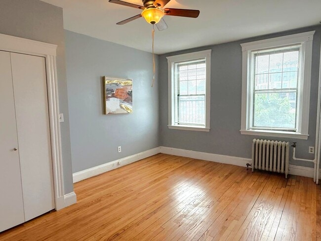 Building Photo - 2 Bedroom sunny second-floor corner unit a...