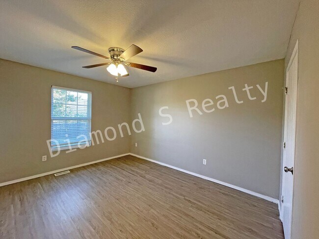 Building Photo - Updated 3 Bedroom Home in Reed/Hillcrest School Districts!