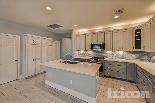 Building Photo - 678 S Desert Haven Rd