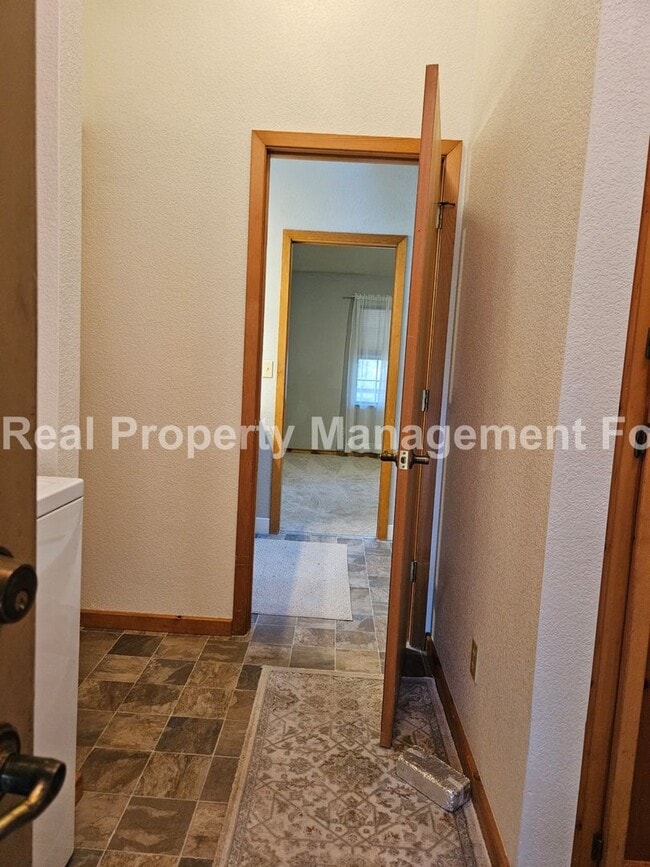 Building Photo - Charming 1-Bedroom Retreat in Desirable Ch...