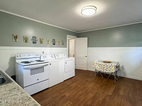 Building Photo - 213 Lindale St