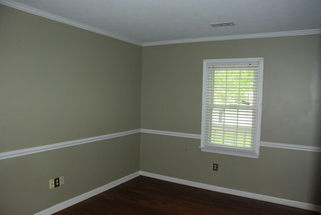 Building Photo - 3 Bedroom, 2.5 bath house in Newport News-...