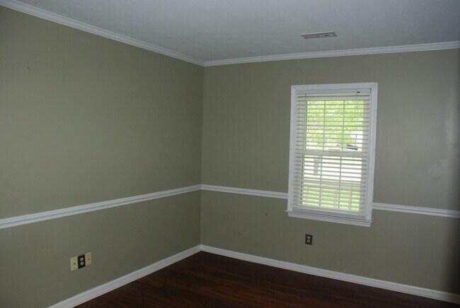 Building Photo - 3 Bedroom, 2.5 bath house in Newport News-Bernard Village