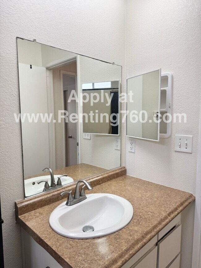 Building Photo - Beautifully Furnished Move-In Ready Home!
