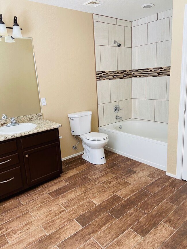 Building Photo - 5 bedroom 3 bath Remolded home Ready to mo...