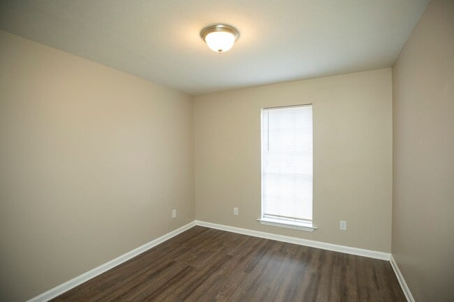 Building Photo - ** 3 bed 2 bath located off Wares Ferry Rd ** call (334) 366-9198 for a showing self tour