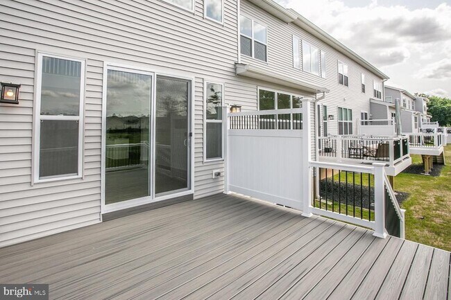 Building Photo - 665 Levering St