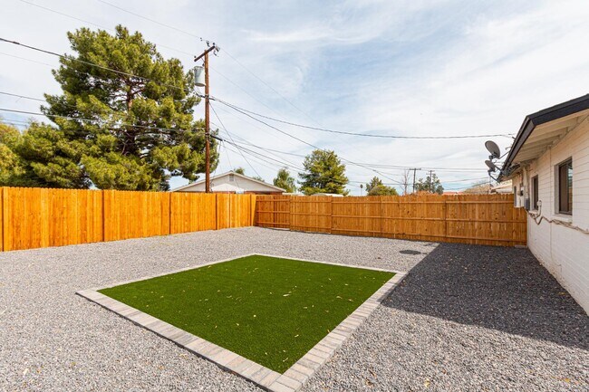 Building Photo - 114 E Elliot Rd