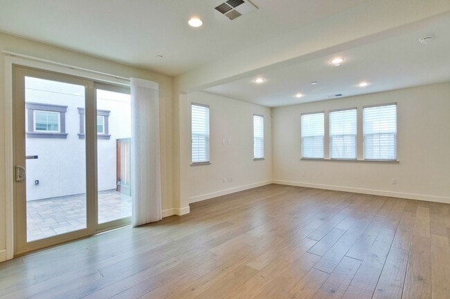 Building Photo - Gorgeous Santa Clara Home with Pool, EV Ho...