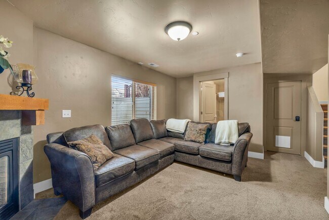 Building Photo - Furnished Bear Hollow Townhome