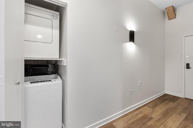Building Photo - 303 Vine St