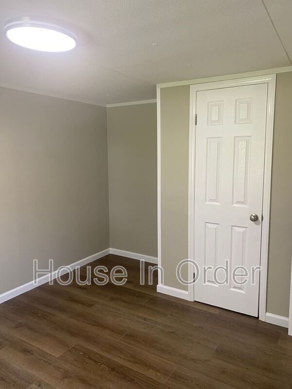 Building Photo - 6 Twin Oaks Dr