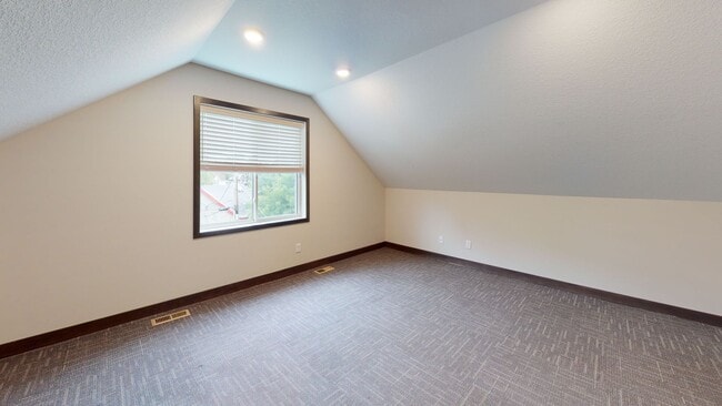 Building Photo - 1014 16th Ave SE