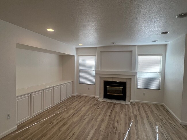 Building Photo - GORGEOUS 3 BEDROOM IN E. ROSEVILLE GATED COMMUNITY!!