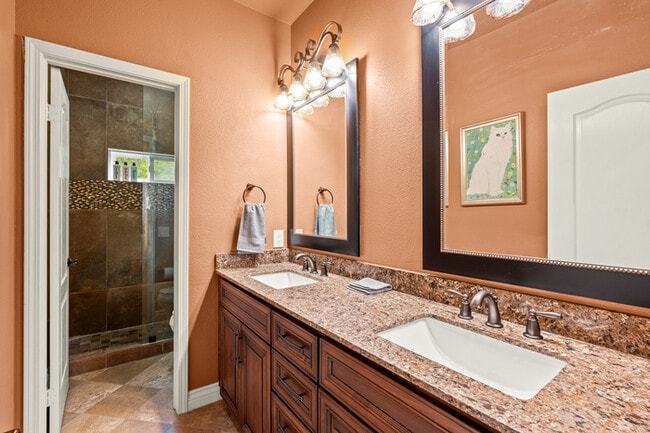 Building Photo - Elegant 5BR Furnished Estate with Pool & G...