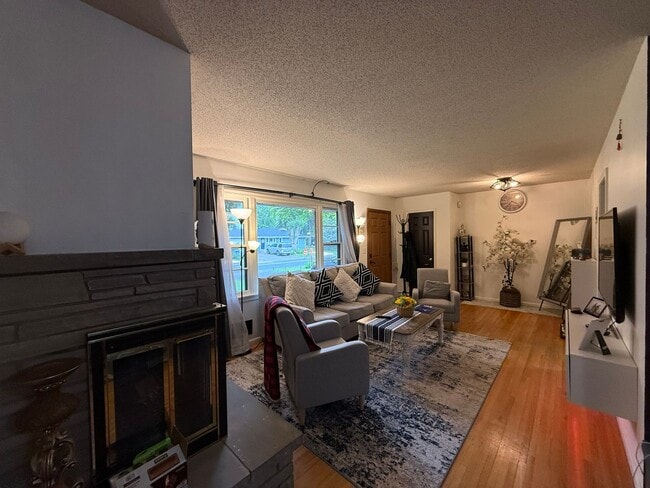 Building Photo - Beautiful 4 bed 2.5 Bath Bloomington SF Ho...