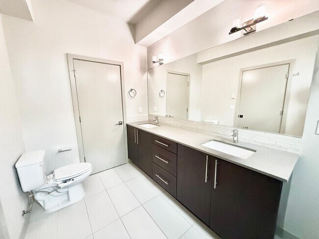 Building Photo - 2 Bed + Den 2 Bathroom Eastlake Townhome with Spectacular Views