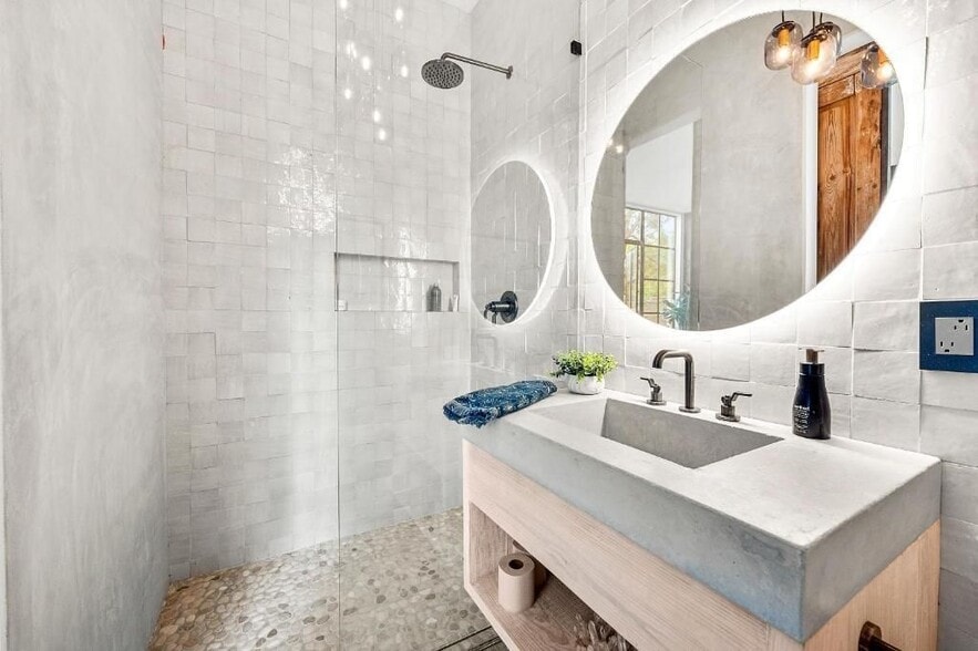 Building Photo - 1008 Albion Ave NE