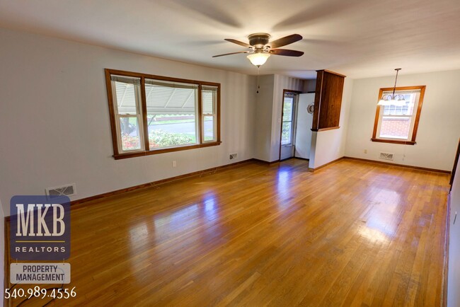 Building Photo - 3 Bedroom, 1 Bath, Ranch Located in NW Roa...